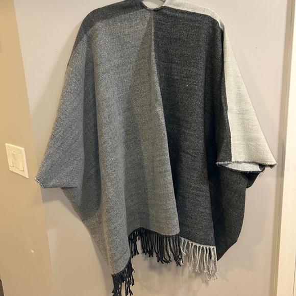 Poncho O/S - Picture 2 of 5